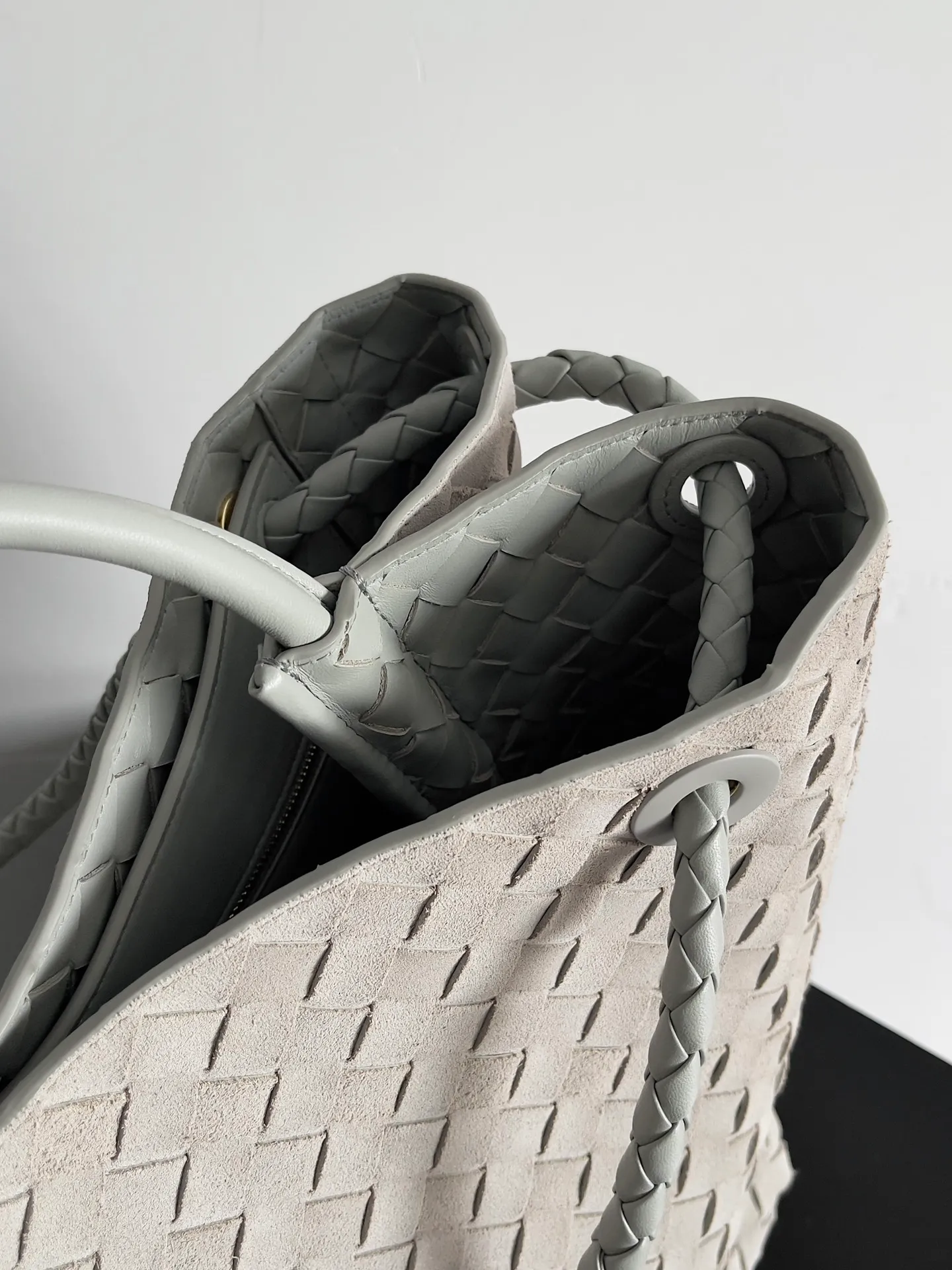 Batch 3760 Recently, the same style of bag that celebrities love is both high-end and practical. Michelle Yeoh, Kim Namjoon, Jing Boran, Tong Liya, Sun Qian, Wu Qianyu, Du Juan, Ma Yili and Bai Baihe are all carrying Bottega Veneta summer series Andiamo handbags. Andiamo has a simple structure and rounded lines. The whole piece is made of Nappa leather. It is comfortable, soft and dynamic. It adds interest to daily life and can be easily matched with various styles. Andiamo handbags are available in three sizes: small, medium and large. There are many colors to choose from, which can meet different needs. You can really carry it whether it is daily or attending events. Style number: 743575 Size: 45*22*34cm